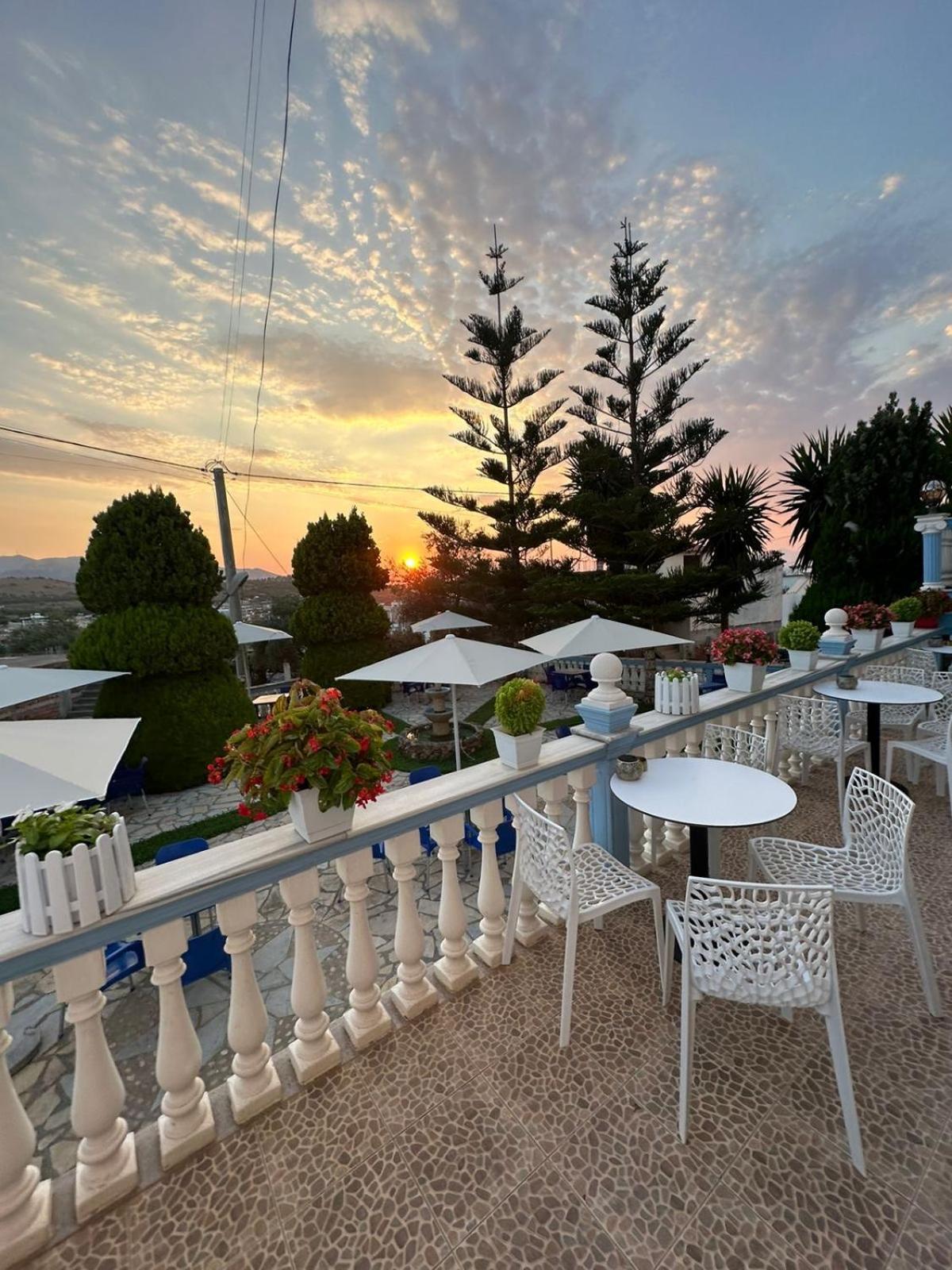 Esmeralda & Restaurant Ksamil